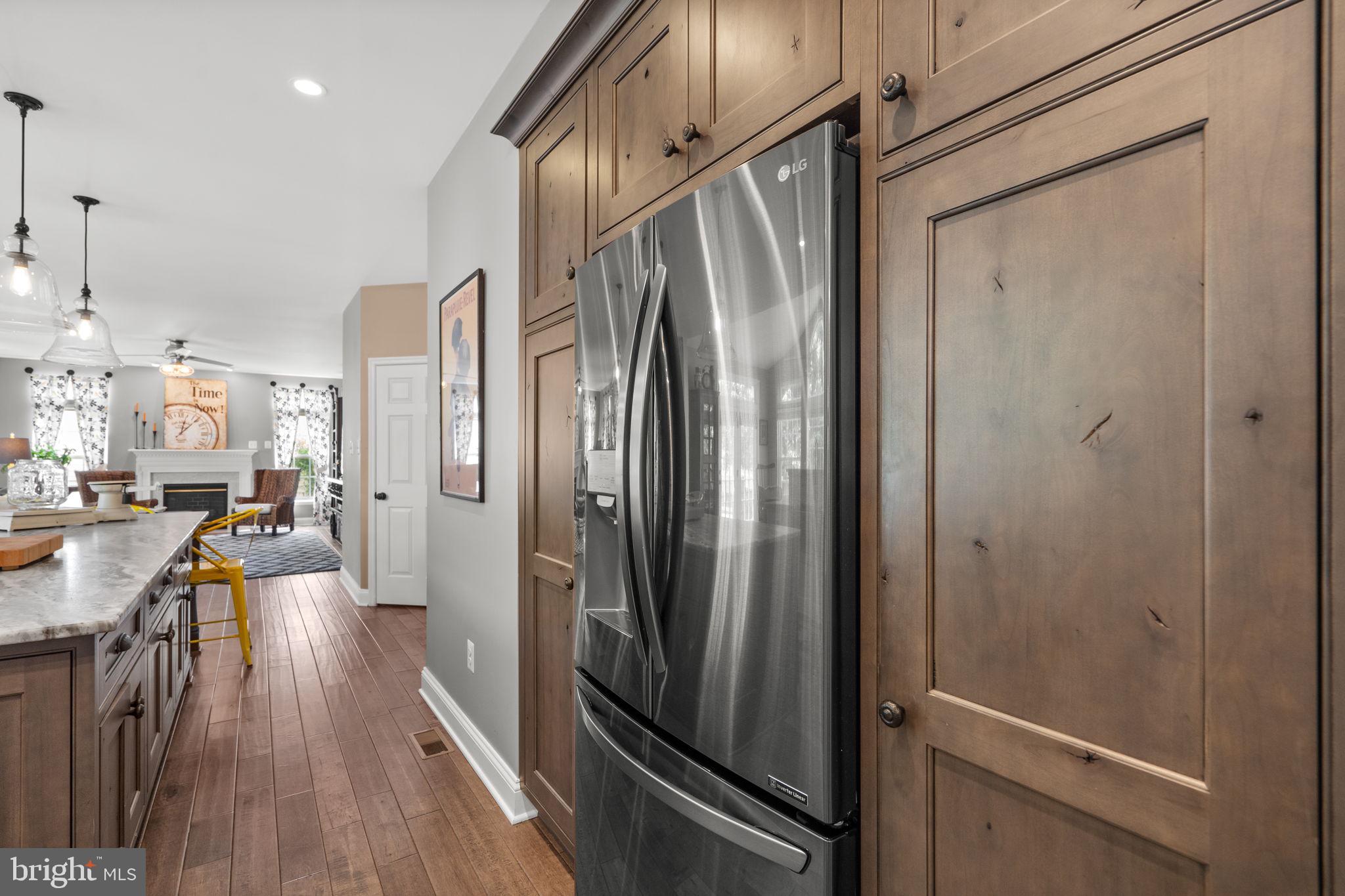 18403 Beechnut Way Boyds, MD 20841 - Photo 11 of 62 Tall cabinets