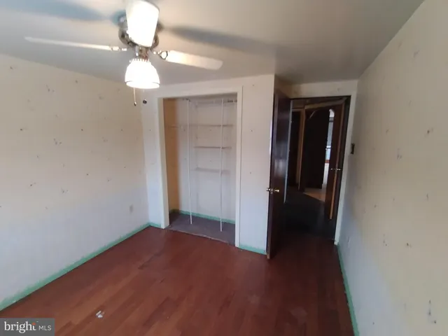 a view of empty room with window