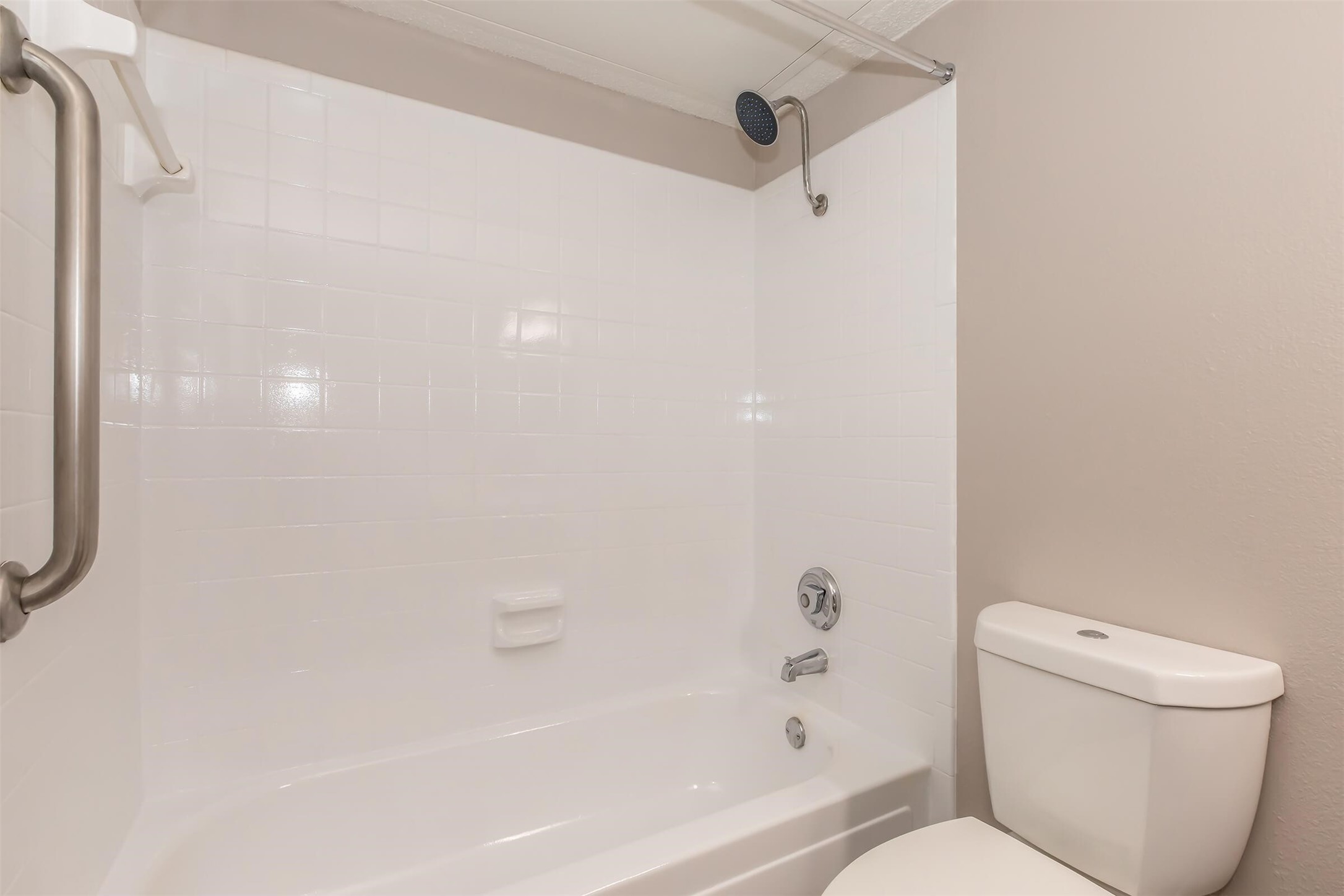 8301 Boat Club Road, Unit 1117 Fort Worth, TX 76179 - Photo 10 of 45 a bathroom with a toilet and a bathtub