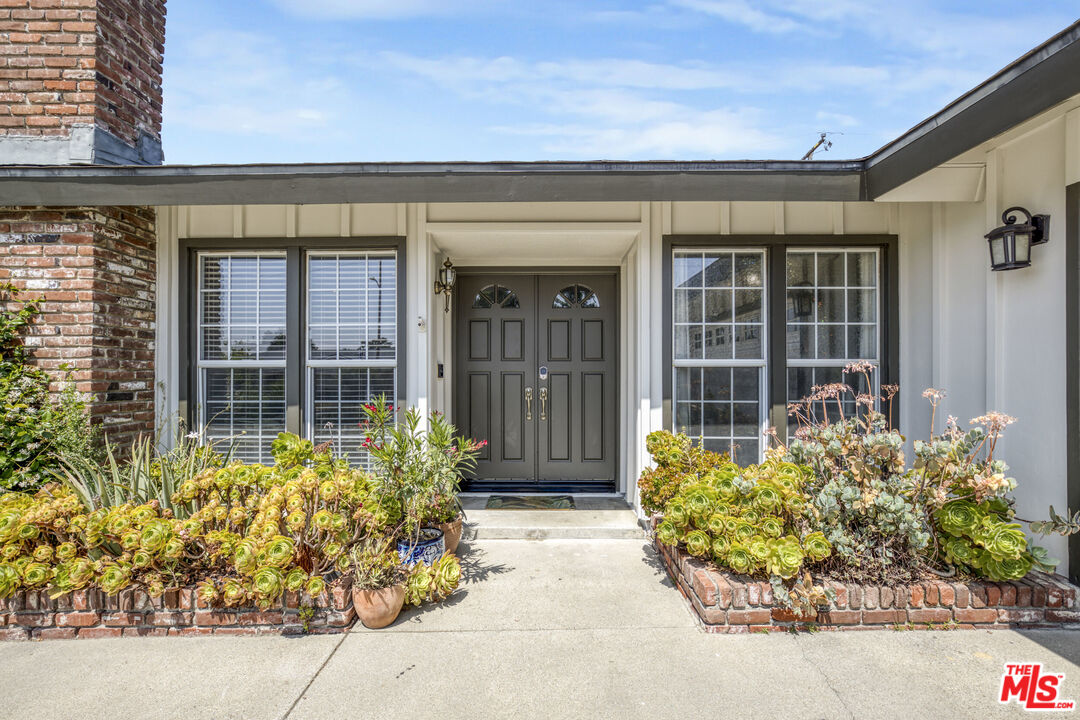 2735 Beth Place Simi Valley, CA 93065 - Photo 1 of 31 front view of a house