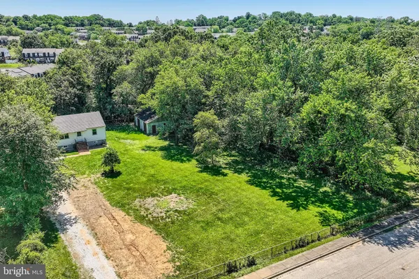 a view of a back yard