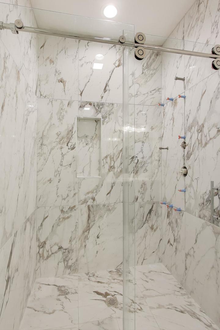 898 North Quentin Road Palatine, IL 60067 - Photo 15 of 28 a bathroom with a shower