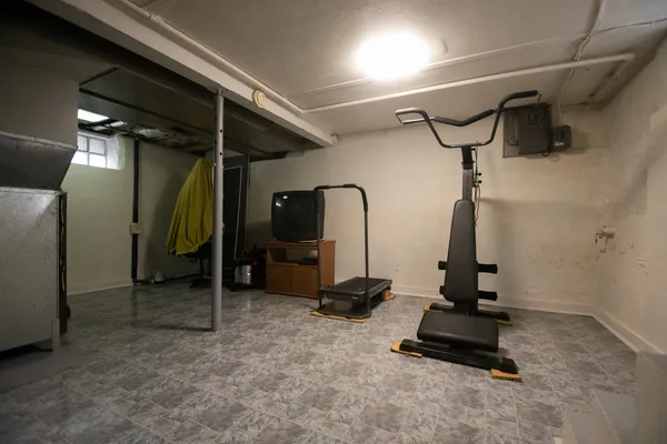 a view of a livingroom with furniture