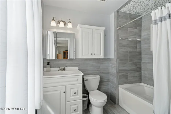 $899,000 | 8 Moss Haven Way, Howell, NJ 07731