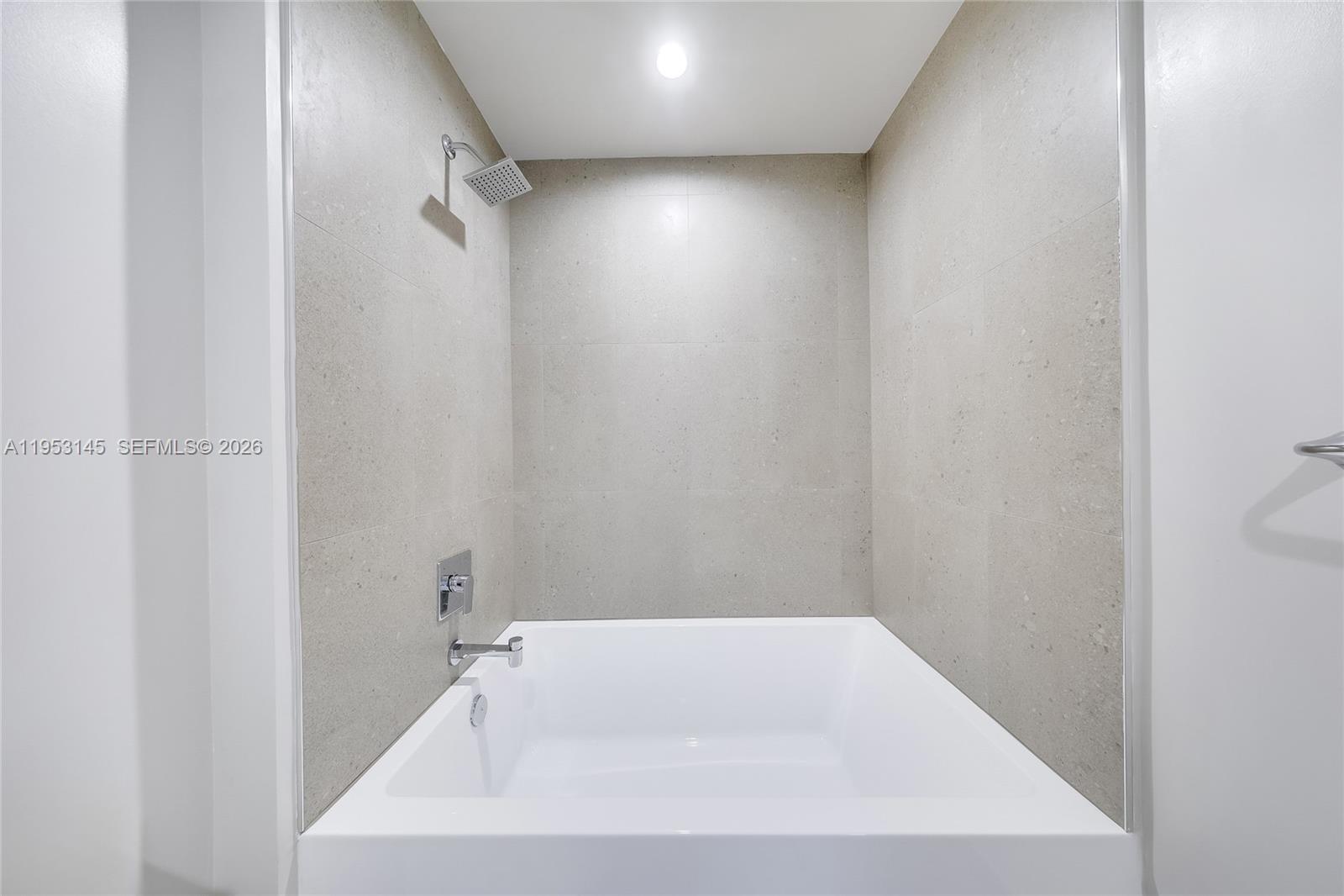 11 Northeast 6th Street, Unit 3209 Miami, FL 33132 - Photo 18 of 30 a bathroom with a bathtub