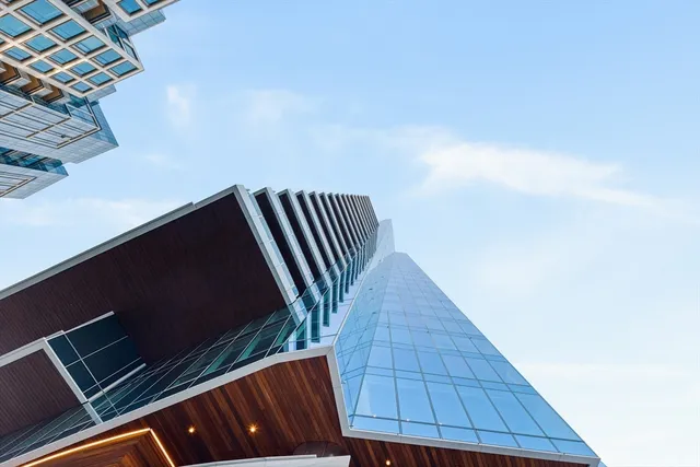 a picture of a bench in front of white house