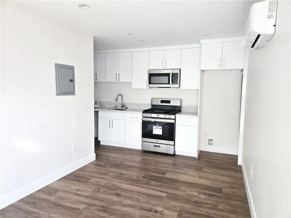 $2,000 | 227 East 84th Street, Los Angeles, CA 90003