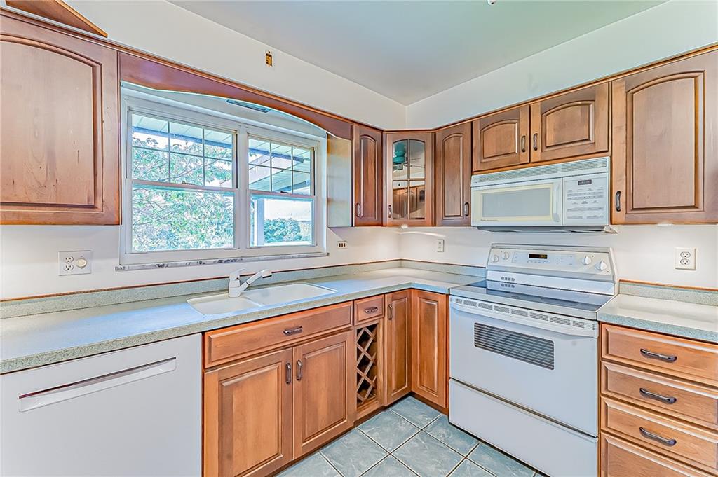 317 Hemlock Road Trafford, PA 15085 - Photo 5 of 25 Gallery Image 5