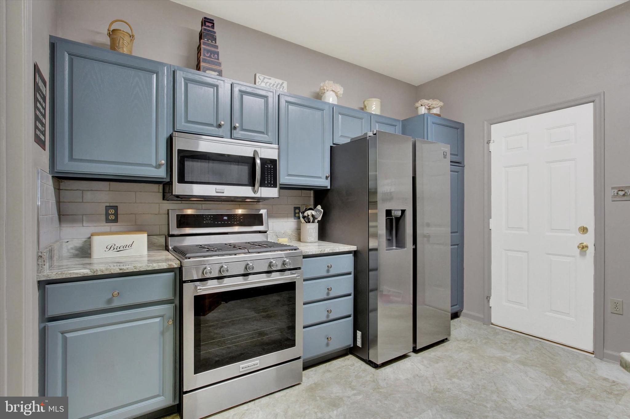 67 Hunters Trail Gettysburg, PA 17325 - Photo 11 of 30 a kitchen with a stove microwave and refrigerator
