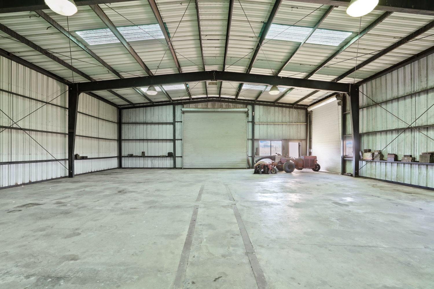 11402 Shelton Road Linden, CA 95236 - Photo 21 of 38 a view of a big room with garage