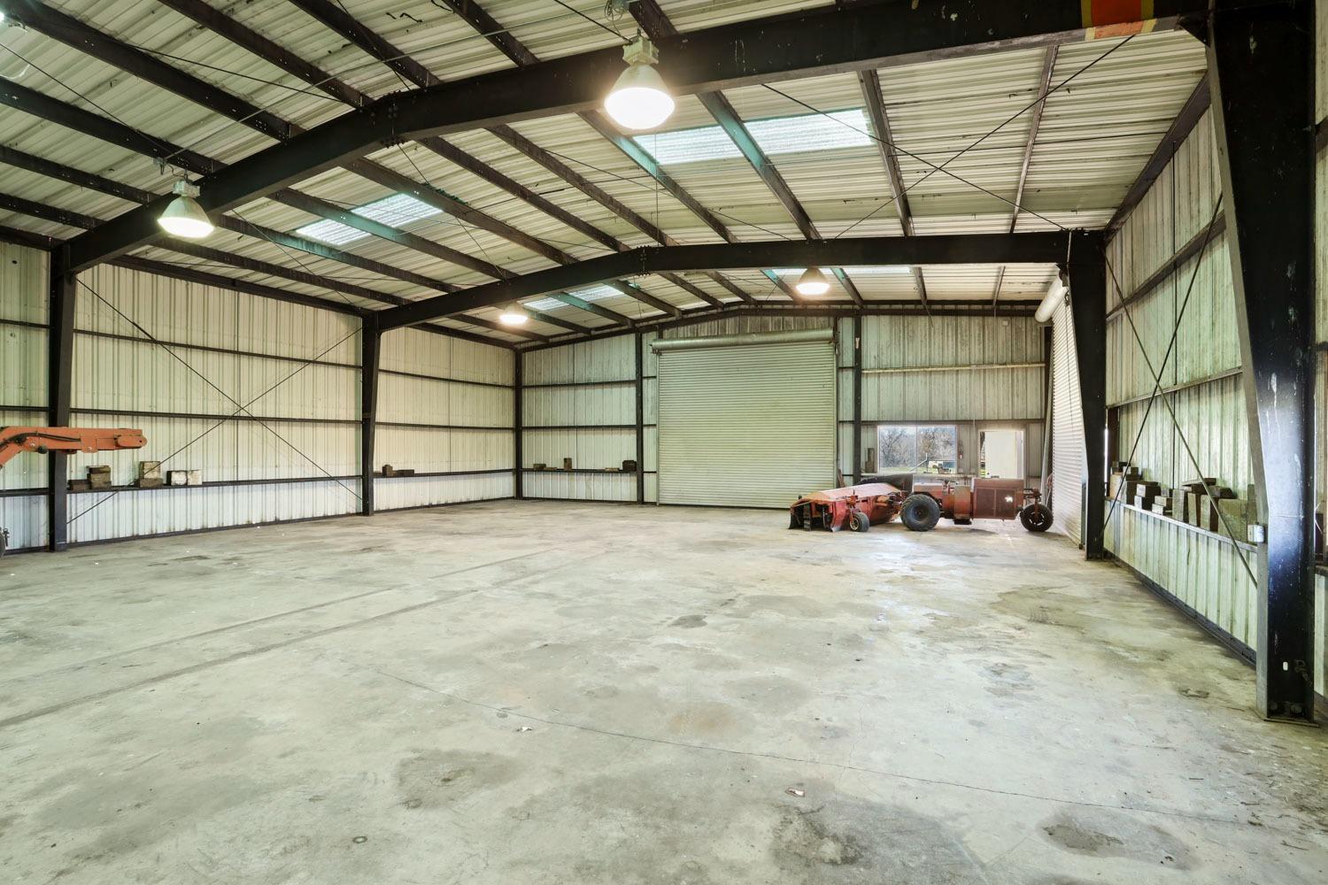 11402 Shelton Road Linden, CA 95236 - Photo 23 of 38 a view of a garage