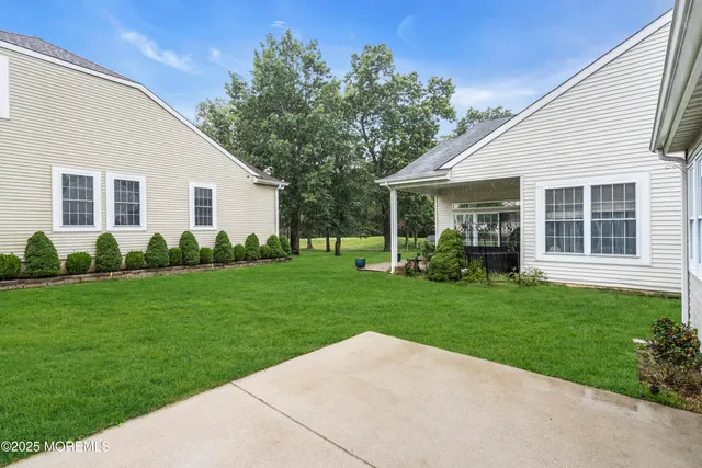 a view of a house with backyard and garden