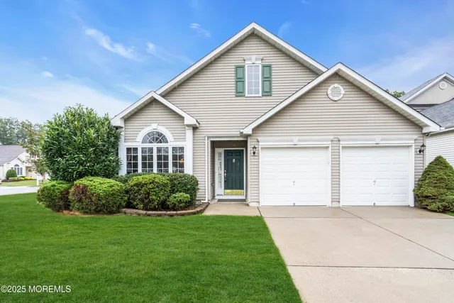 a view of a house with backyard and garden