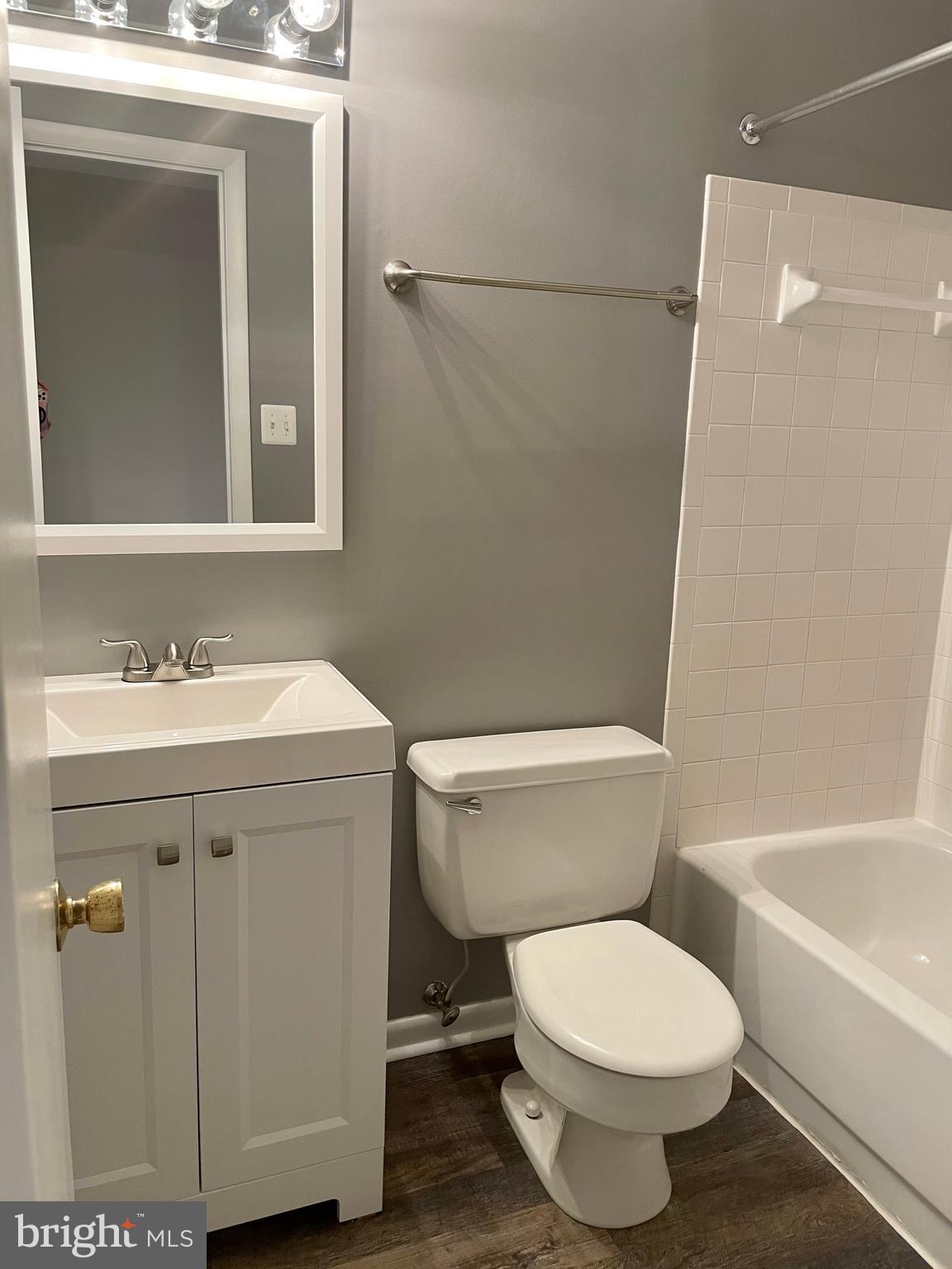 2285 Chestnut Burr Court Reston, VA 20191 - Photo 9 of 15 Upstairs hall full bath
