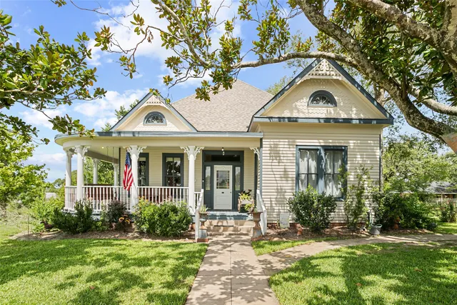 $575,000 | 1034 South Tesch Street, Bellville, TX 77418