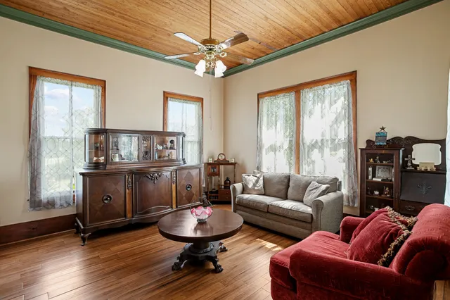 $575,000 | 1034 South Tesch Street, Bellville, TX 77418