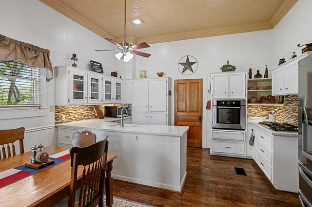 $575,000 | 1034 South Tesch Street, Bellville, TX 77418