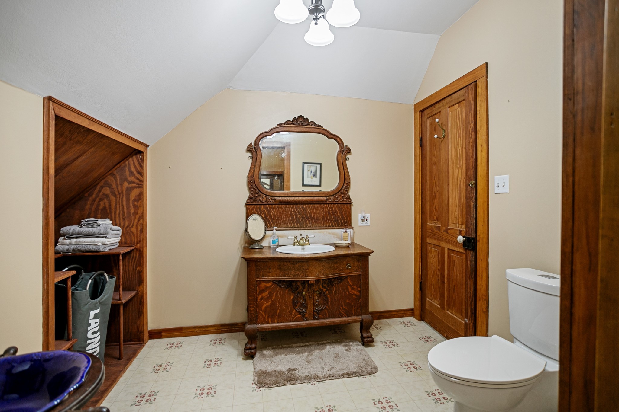 1034 South Tesch Street Bellville, TX 77418 - Photo 34 of 44 Jack and Jill Upstairs bath.