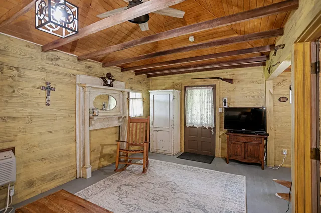 $575,000 | 1034 South Tesch Street, Bellville, TX 77418