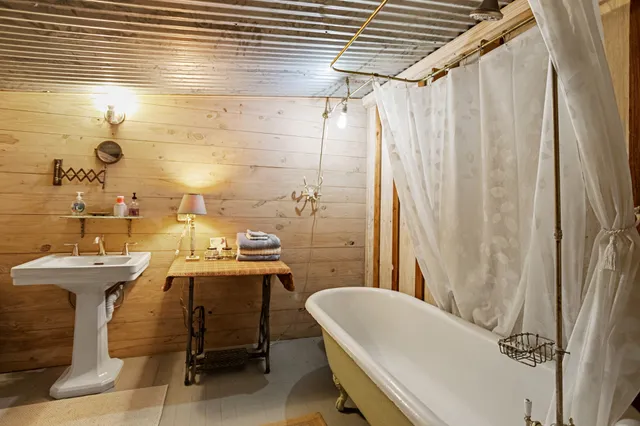 $575,000 | 1034 South Tesch Street, Bellville, TX 77418