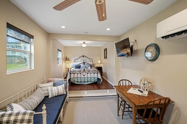 $575,000 | 1034 South Tesch Street, Bellville, TX 77418