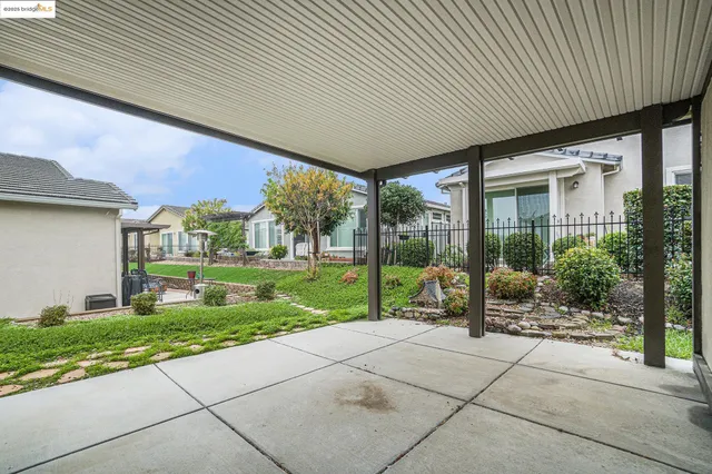 a view of a house with backyard and porch