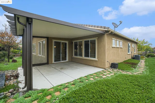 a view of a house with backyard and garden