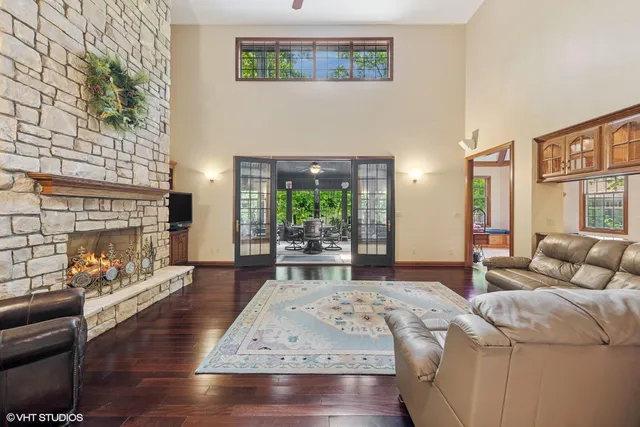 $1,250,000 | 222 Crabapple Lane, Valparaiso, IN 46383