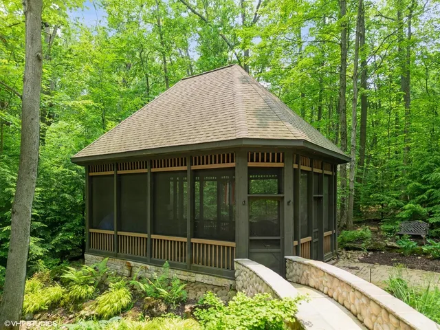 $1,250,000 | 222 Crabapple Lane, Valparaiso, IN 46383