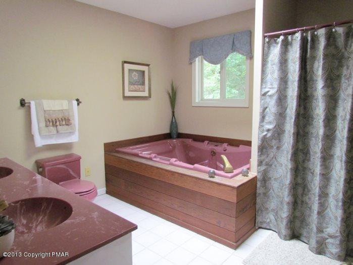 3044 Hemlock Road Stroudsburg, PA 18360 - Photo 33 of 35 Bath