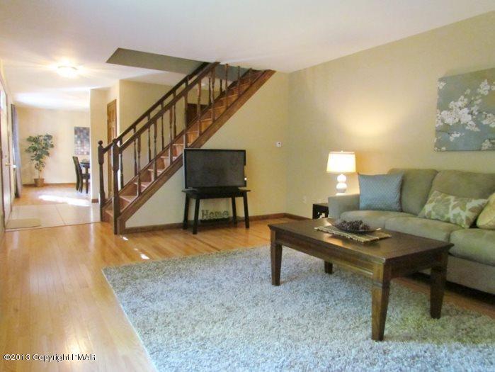 3044 Hemlock Road Stroudsburg, PA 18360 - Photo 4 of 35 Living rm2