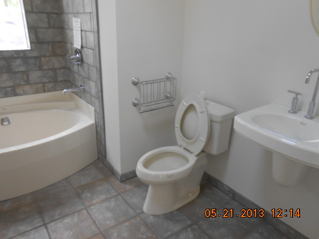 1512 Daly Road Wheaton, IL 60187 - Photo 18 of 20 a bathroom with a toilet sink and bathtub