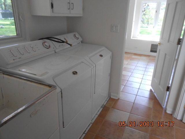 1512 Daly Road Wheaton, IL 60187 - Photo 9 of 20 a utility room with dryer and washer