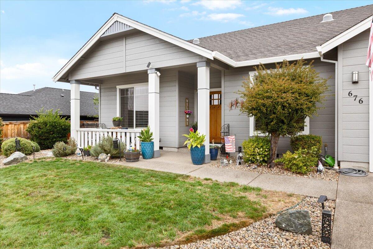 676 Nottingham Terrace Eagle Point, OR 97524 - Photo 5 of 25 05-CI_7658