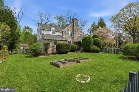 a view of an house with backyard space and garden