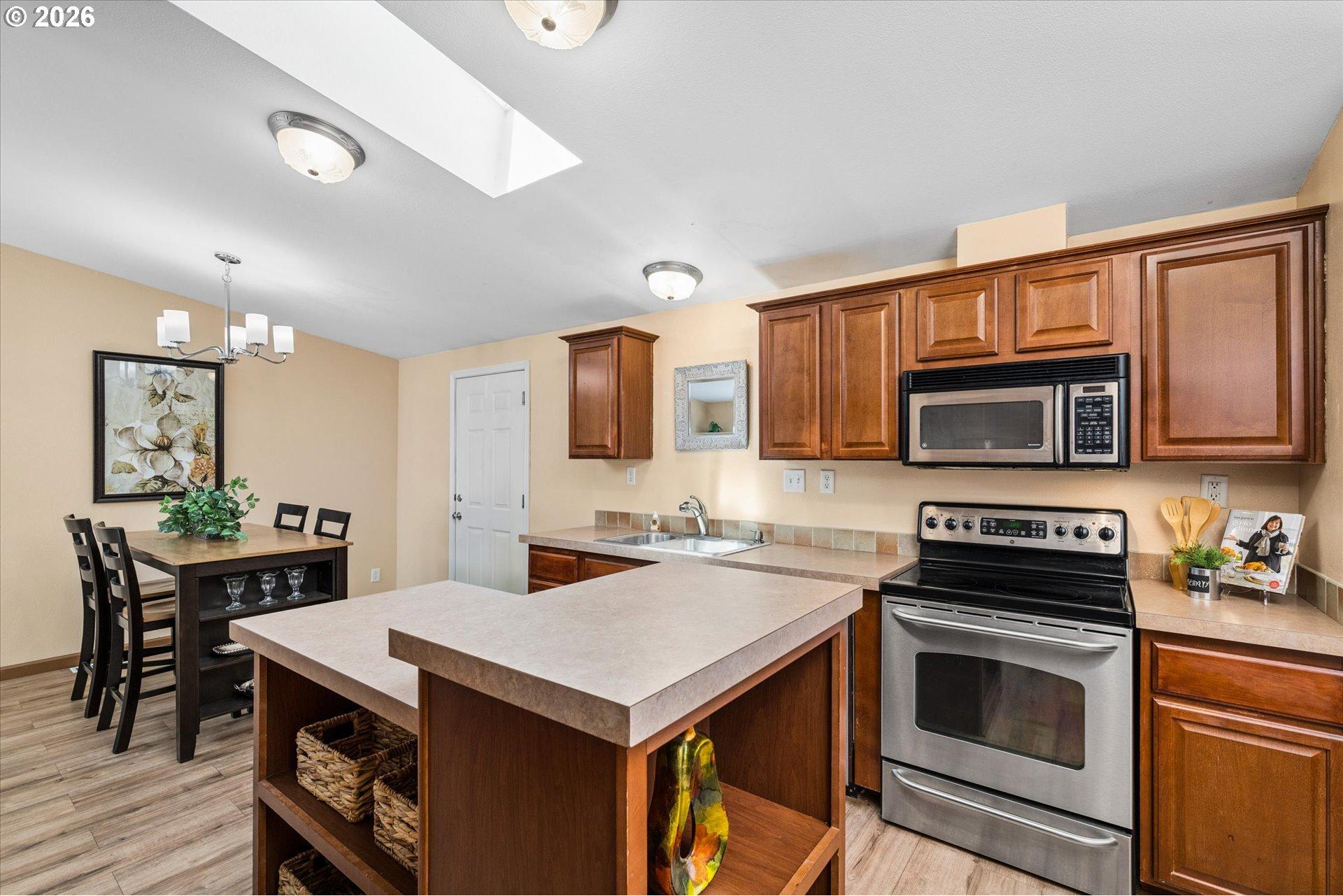 2416 Maia Loop Springfield, OR 97477 - Photo 14 of 37 Kitchen/Dining Room
