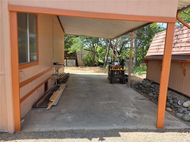 a view of livingroom with furniture