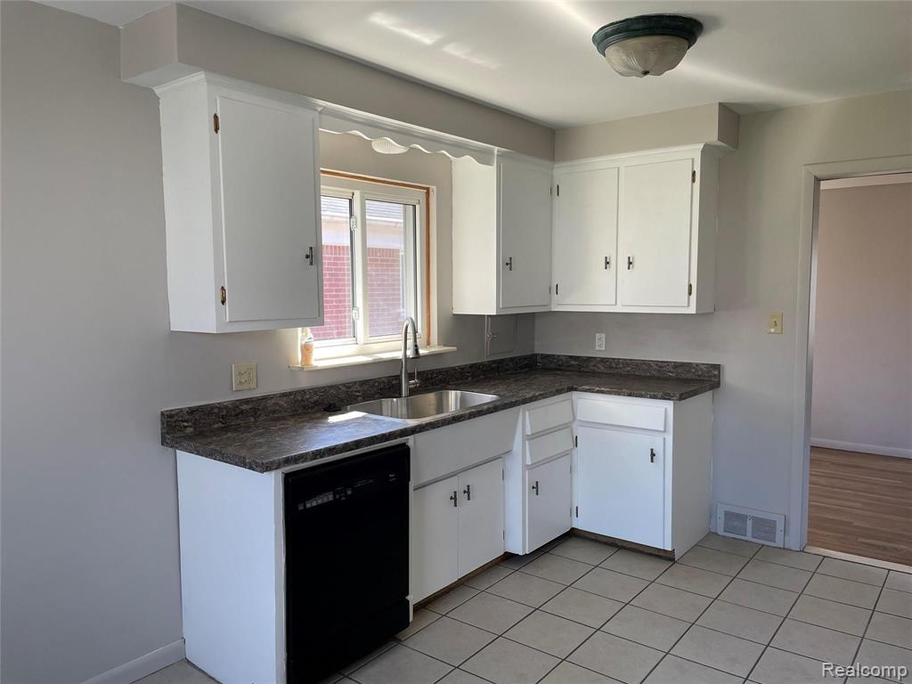 24774 Ridgecroft Avenue Eastpointe, MI 48021 - Photo 10 of 26 Gallery Image 10