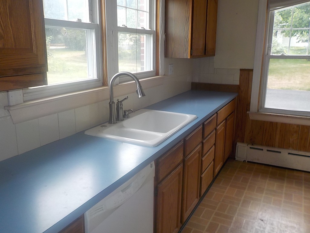 198 Thompson Road Webster, MA 01570 - Photo 5 of 16 Gallery Image 5