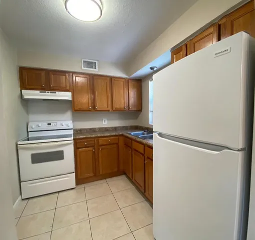 $1,950 | 124 Yacht Club Drive, Unit 8, North Palm Beach, FL 33408