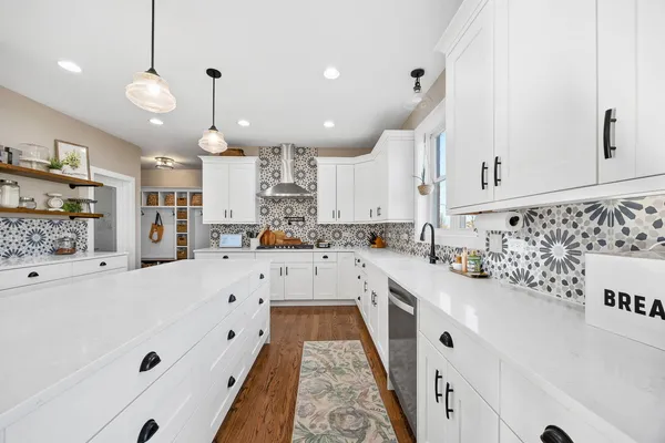 $689,900 | 24234 Sunset Lakes Drive, Manhattan, IL 60442