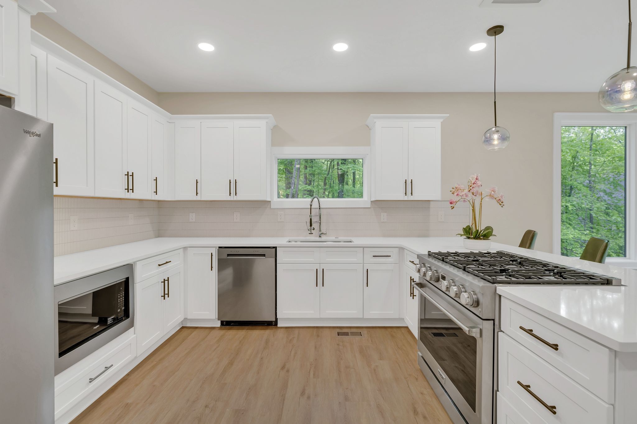 4 Whippoorwill Cove Road Winchester, TN 37398 - Photo 9 of 40 a kitchen with granite countertop a sink stainless steel appliances and cabinets