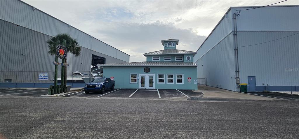 100 Circuit Road, Unit N22 Nokomis, FL 34275 - Photo 2 of 3 a view of a house with a patio and entertaining space