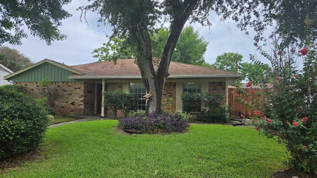 a view of a house with backyard and garden