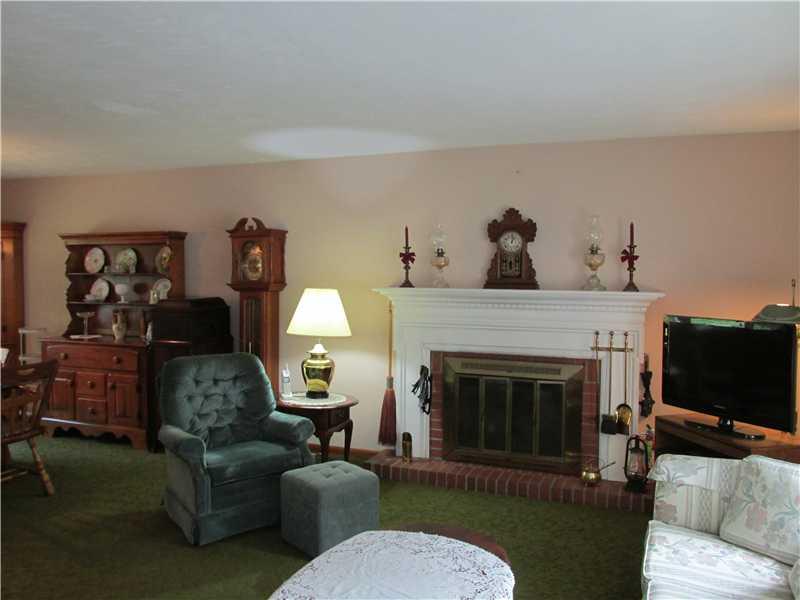 305 Beech Road Butler, PA 16001 - Photo 7 of 25 Living Room.
