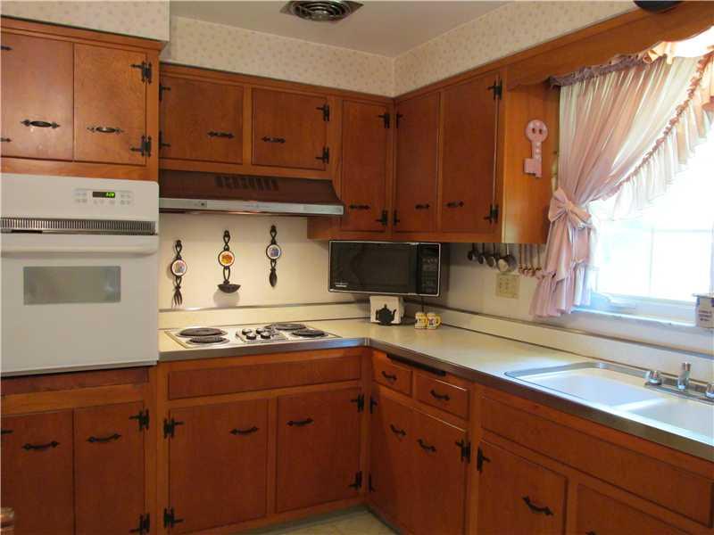 305 Beech Road Butler, PA 16001 - Photo 10 of 25 Kitchen.