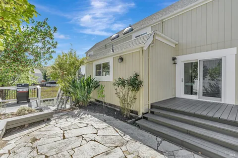 $1,024,000 | 2589 Topaz Drive, Novato, CA 94945