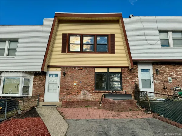 $2,600 | 10 Chaucer Court, Middletown, NY 10941