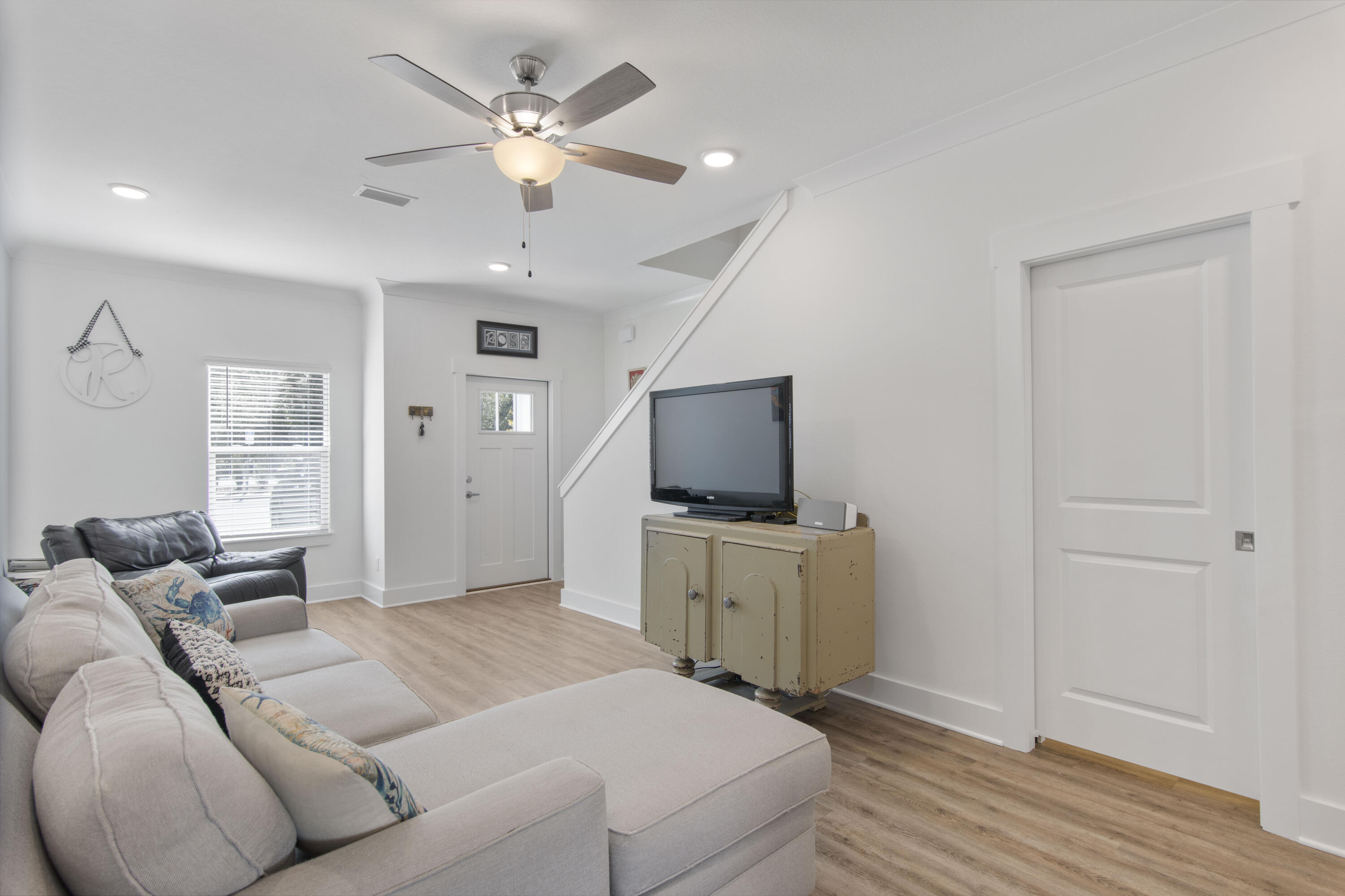 16 Date Palm Lane Freeport, FL 32439 - Photo 6 of 35 a living room with furniture and a flat screen tv