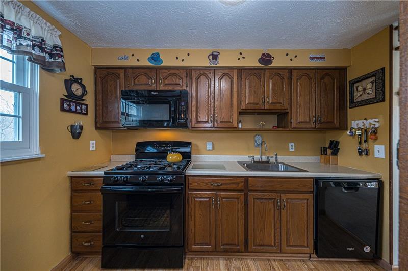 37 Quail Hill Road Pittsburgh, PA 15214 - Photo 5 of 24 SPACIOUS KITCHEN